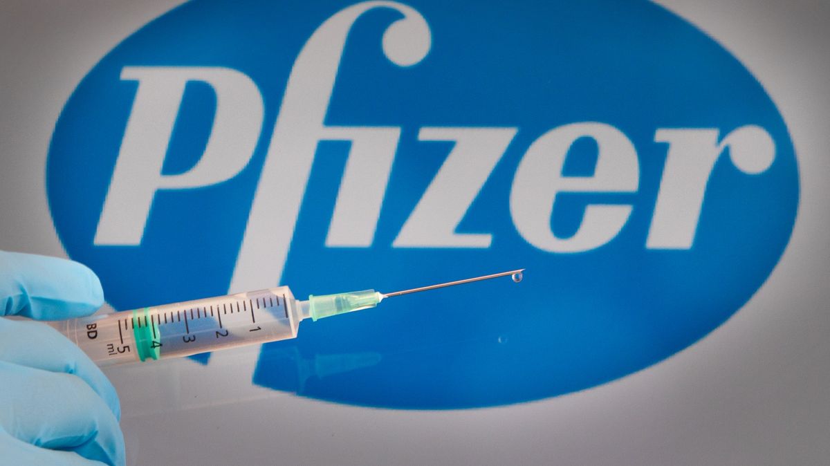 Američtí regulátoři plně schválili vakcínu Pfizer